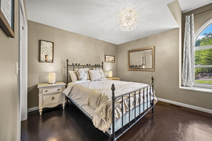 El dormitorio #3 incluye cama tamaño queen y TV Roku.