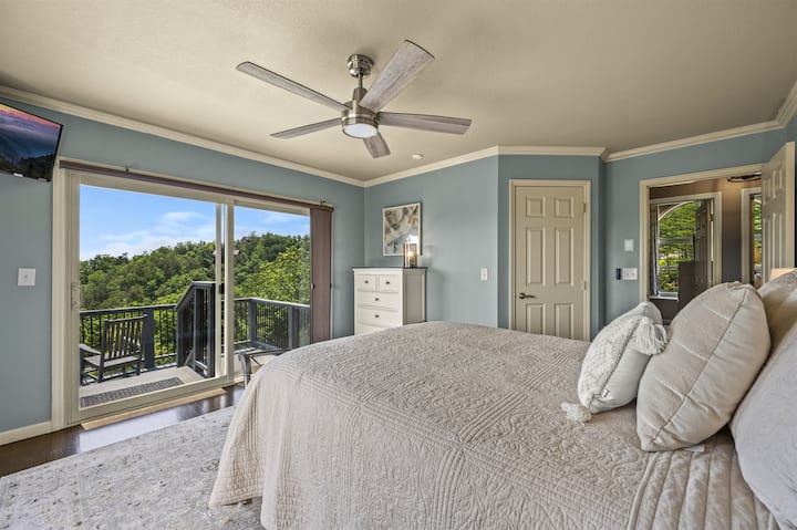 El dormitorio principal incluye cama tamaño queen, baño privado, vistas impresionantes y TV Roku.