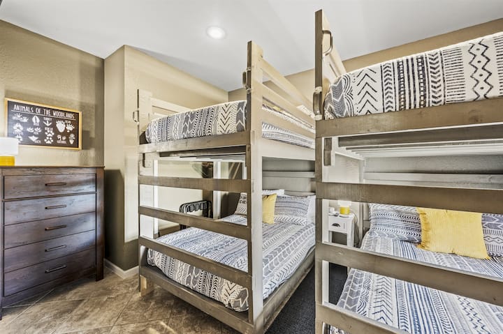 Camas queen sobre literas queen