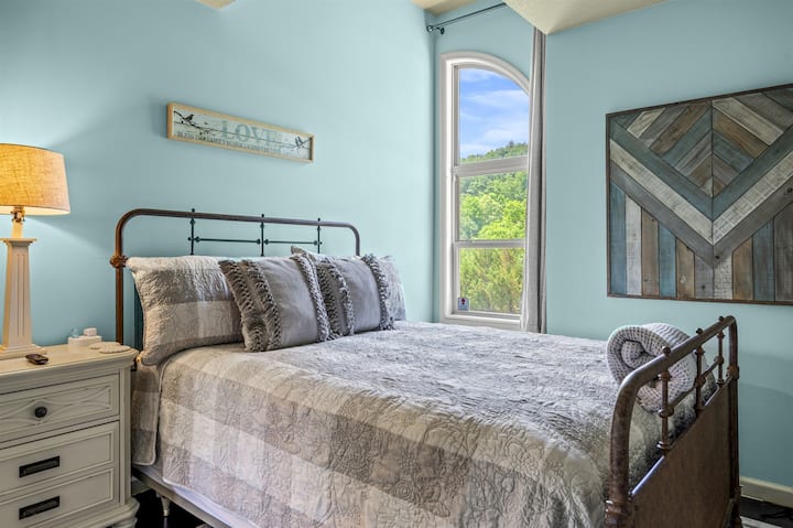 El dormitorio #2 incluye cama tamaño queen y TV Roku.