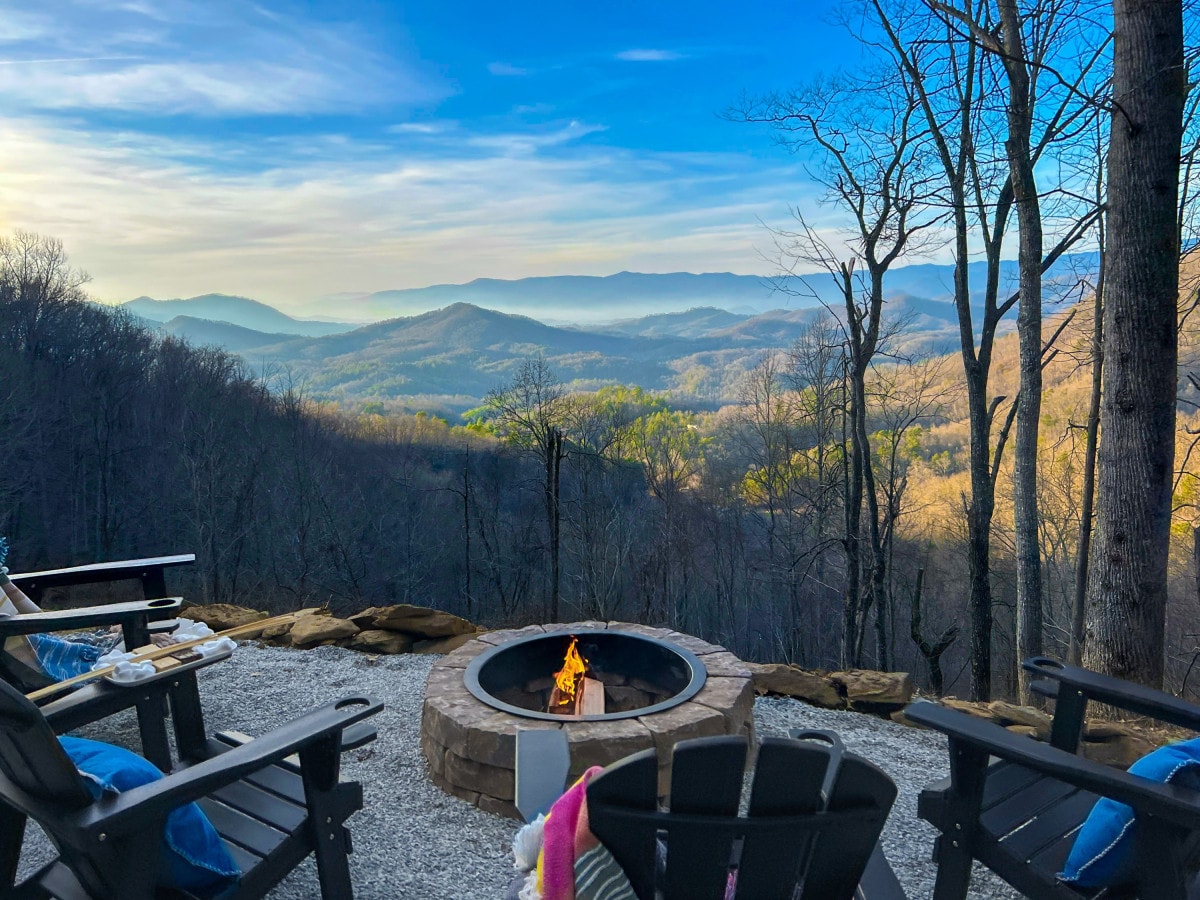 Blue Smoke Lodge, with firepit, hot tub and VIEWS! Houses for Rent in