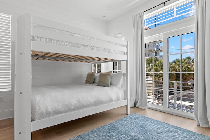 Tam geniş vanna otağı və Ağıllı TV ilə 6 nömrəli çarpayı 150-179 sm-lik yataq otağı