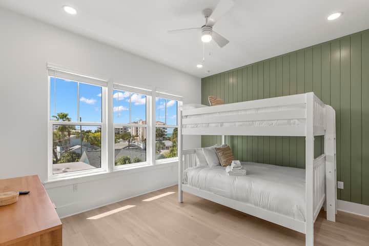 Täysi kerrossänky #5, jossa on älytelevisio