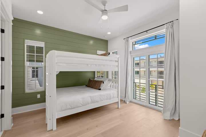 Täysi kerrossänky #2, jossa on älytelevisio