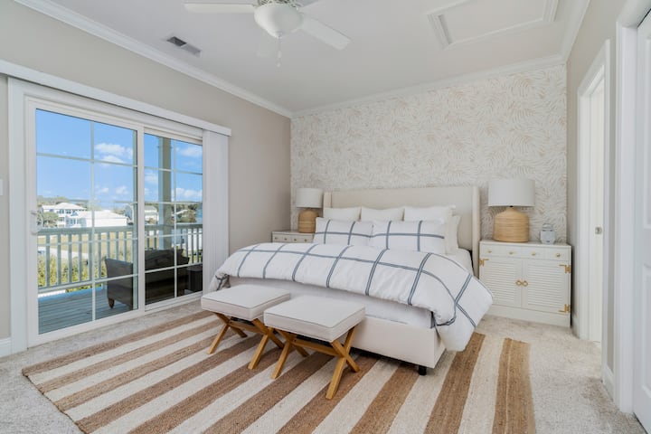 Veľká hlavná spálňa s vlastnou kúpeľňou a balkónom