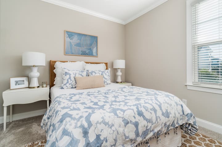 Spálňa s manželskou posteľou Queen a vlastnou kúpeľ