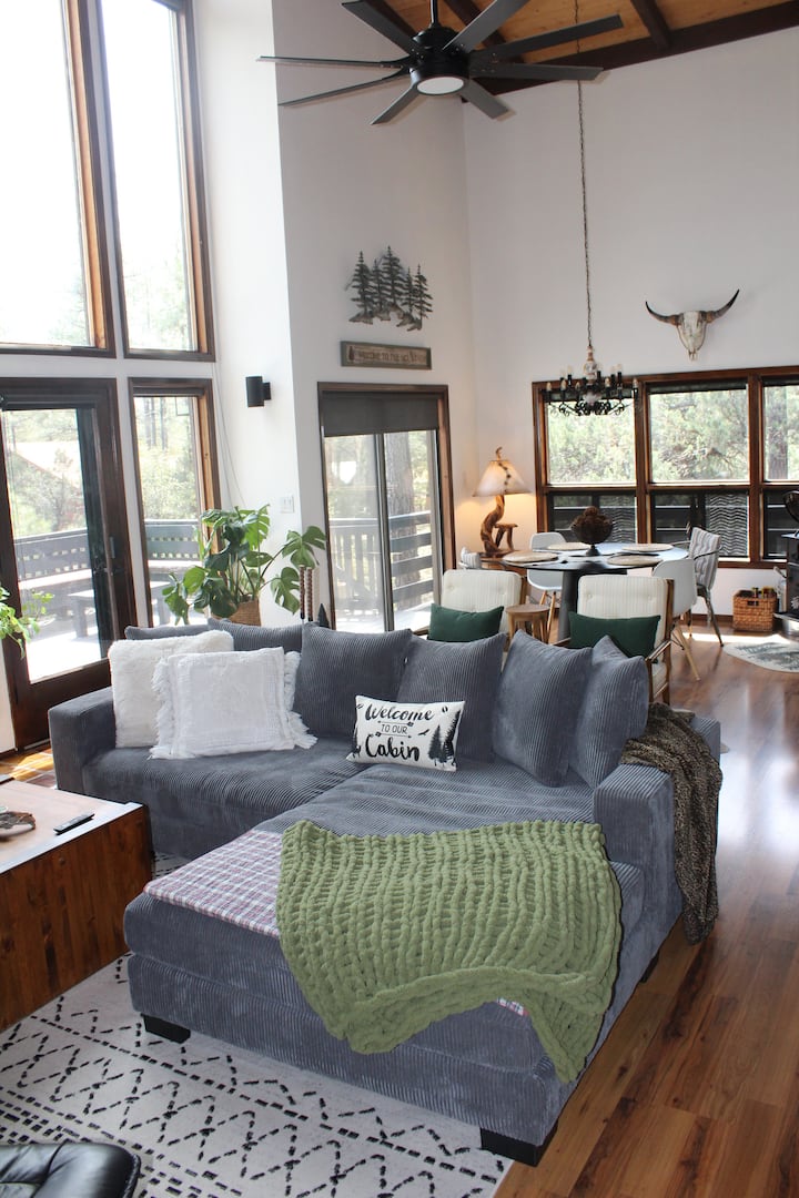 Hlavná izba s mnohými veľkými oknami s výhľadom na Mogollonský okraj a množstvo borovíc.  Pod terasou sú topánky na koni. Okolo terasy je terasa a čiastočne krytá. Nenechal by som malé deti bez dozoru.   