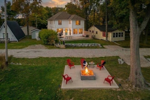 Breathtaking Lakefront Cottage With Beach Access