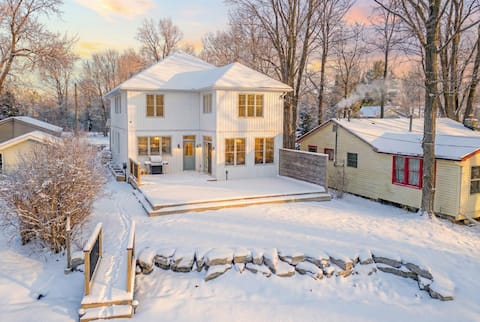 Breathtaking Lakefront Cottage With Beach Access