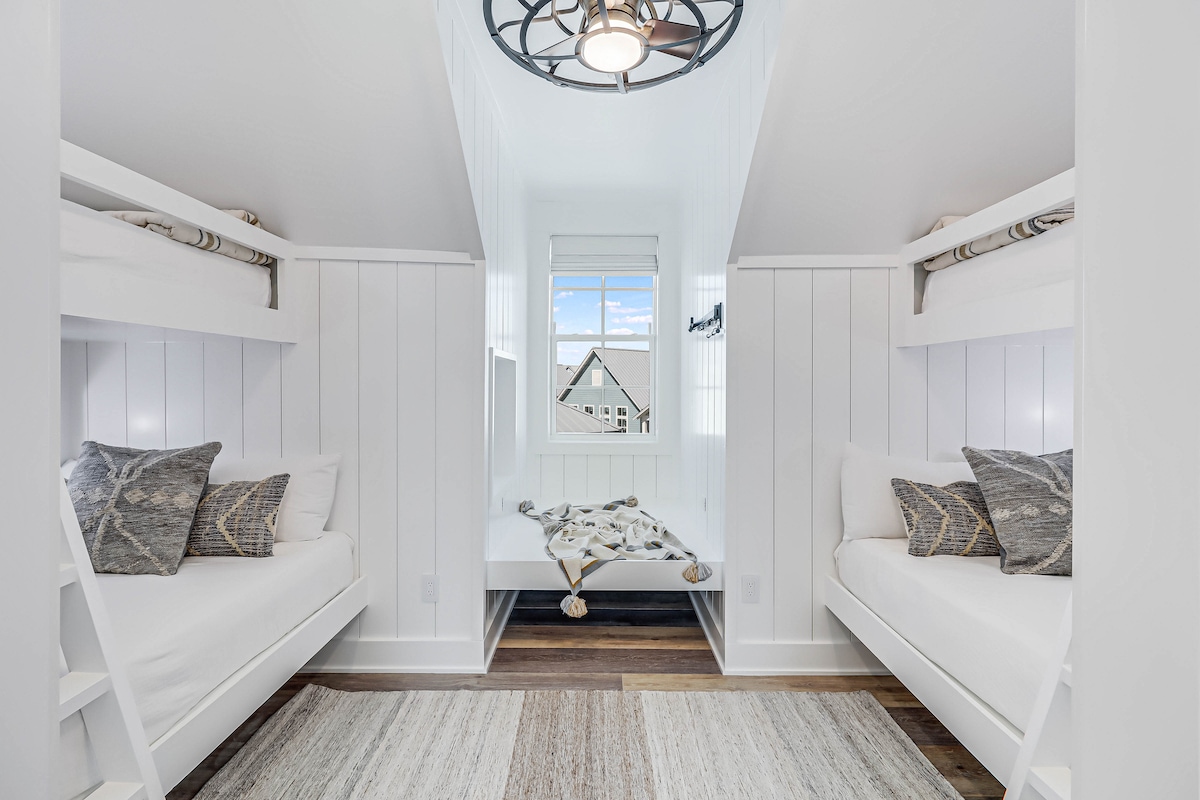 右侧双层卧室， 3楼。 