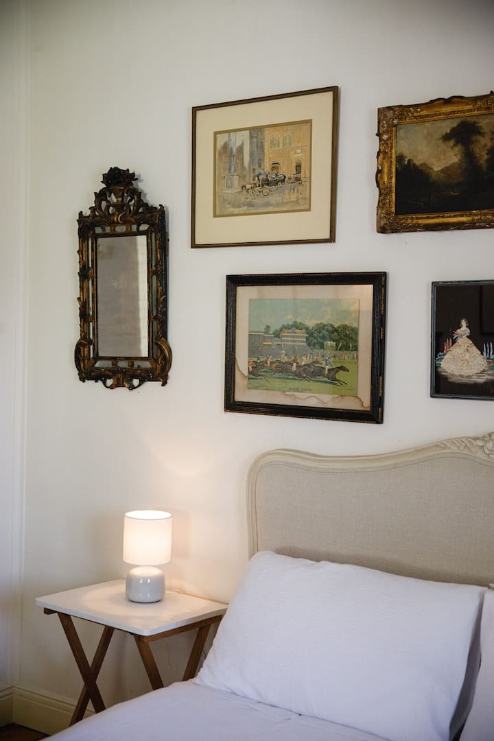 Second bedroom with art detail