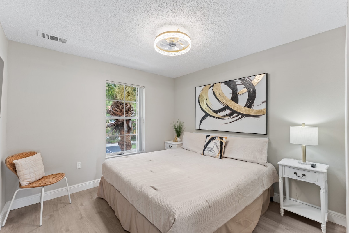 Segundo dormitorio con cama tamaño king #Disney #Parques #kingdom #springs #Emeraldisland #resort #Apartamento #Condominio #Vacaciones #Alquiler #parqueacuático #Kissimmee #Orlando #universal #citywalk