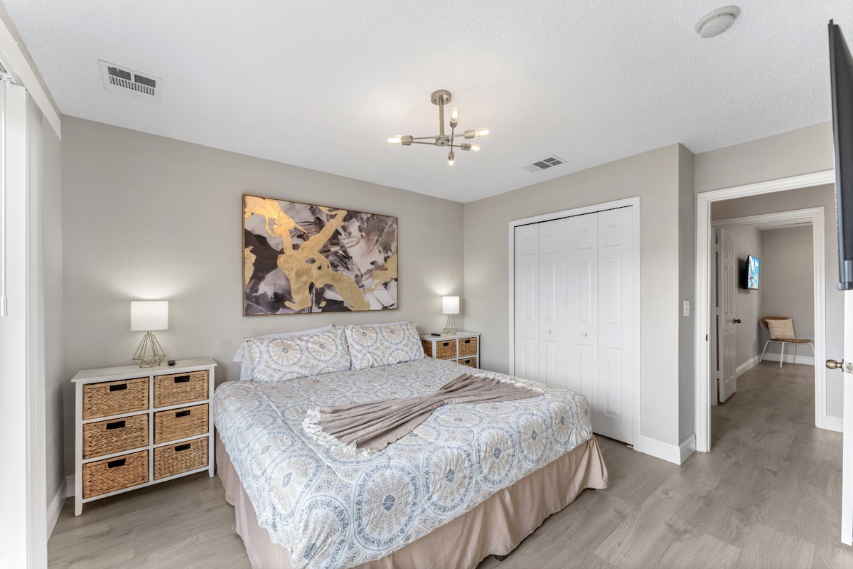 Dormitorio principal con cama tamaño king #Disney #Parques #kingdom #springs #Emeraldisland #resort #Apartamento #Condominio #Vacaciones #Alquiler #parqueacuático #Kissimmee #Orlando #universal #citywalk