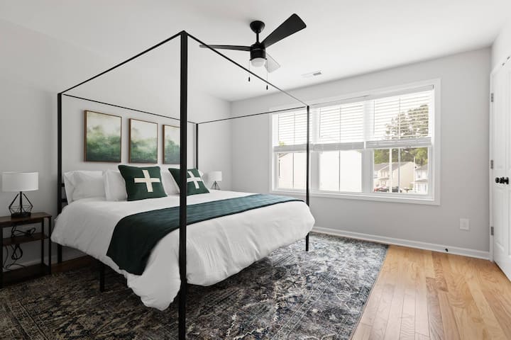 Chumba cha kulala cha msingi kina kitanda cha povu la kumbukumbu kinachovutia, televisheni mahiri ya "50" na bafu ili upumzike baada ya siku yenye shughuli nyingi.