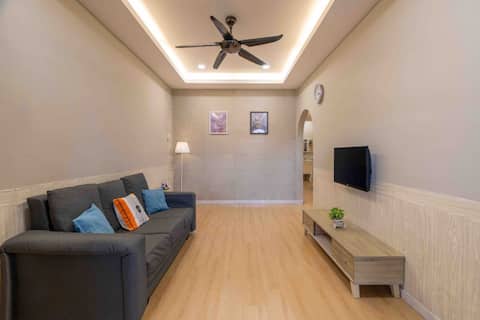 Comfy Beautiful Home Retreat w/ WiFi