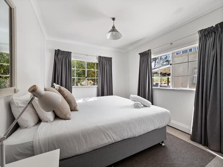 Отпуснете се във втора спалня с двойно легло king size, изпълнена с мека естествена светлина — идеалното място да се насладите на тих момент до прозореца.