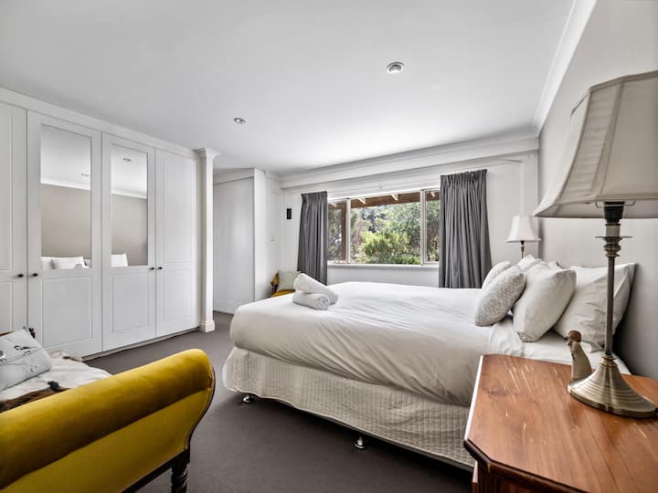 В основната спалня на долния етаж се разтегнете в голямо двойно легло с изглед към градината, съхранявайте вещите си във вградения гардероб и се освежете в самостоятелния санитарен възел.