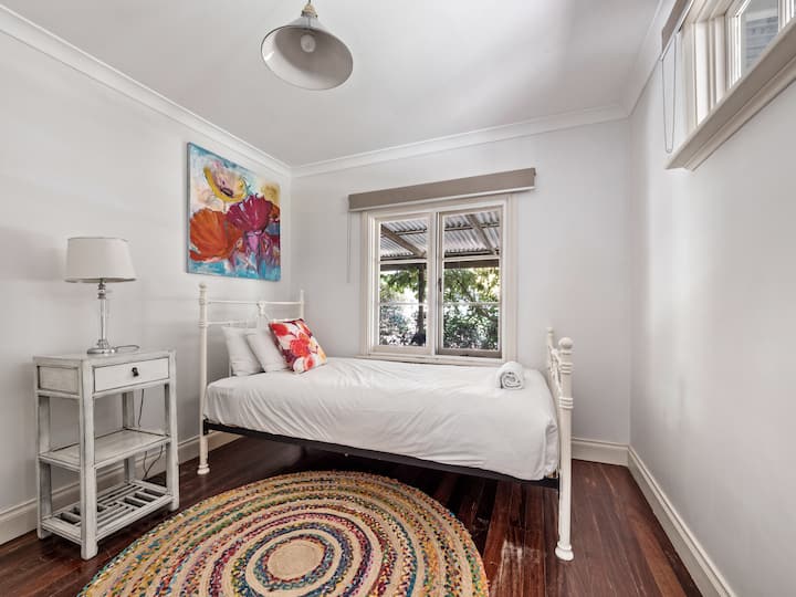 Сгушете се в петата спалня на горния етаж - очарователен кът с единично двойно легло до прозореца.