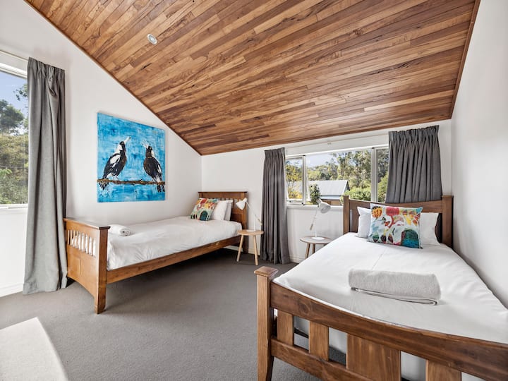 Смейте се, играйте и зареждайте в четвъртата спалня на горния етаж с двойни двойни единични легла и гледки към върха на дървото - любими за деца или приятели.