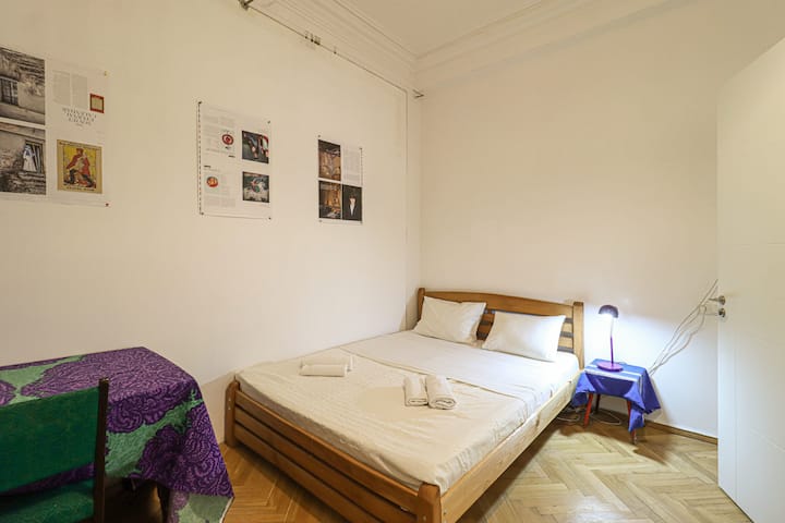 Кадифен двоен кревет со свежа, свежа постелнина за максимална удобност