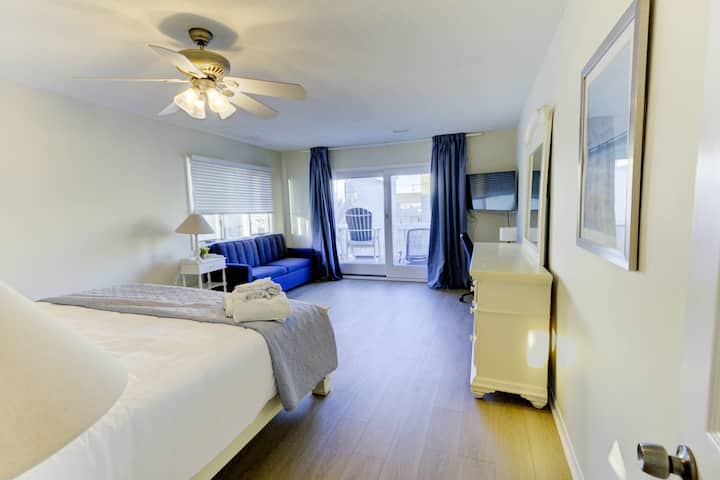 Notre chambre king size dispose d'un patio privé et de nombreux rangements !