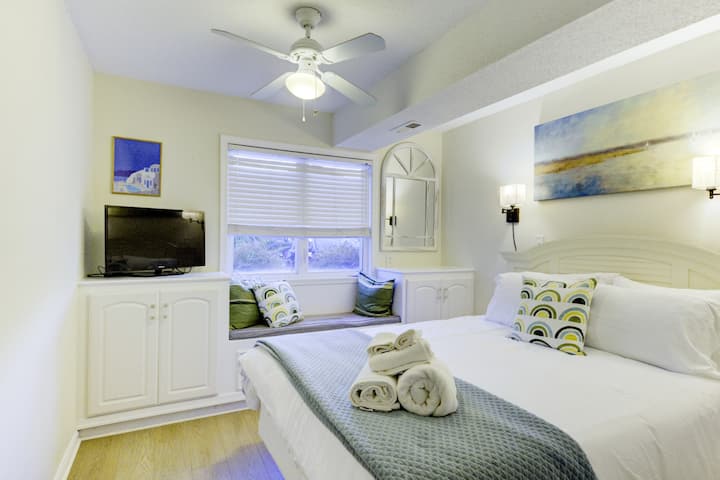 En bas, au niveau inférieur, il y a deux chambres - cette chambre queen size a un coin lecture parfait.