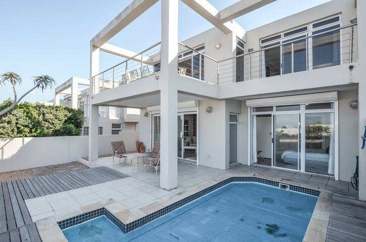 Exceptional Home in Blouberg with Ocean Views gallery image 3