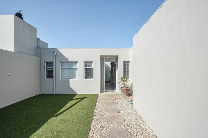 Exceptional Home in Blouberg with Ocean Views gallery image 4