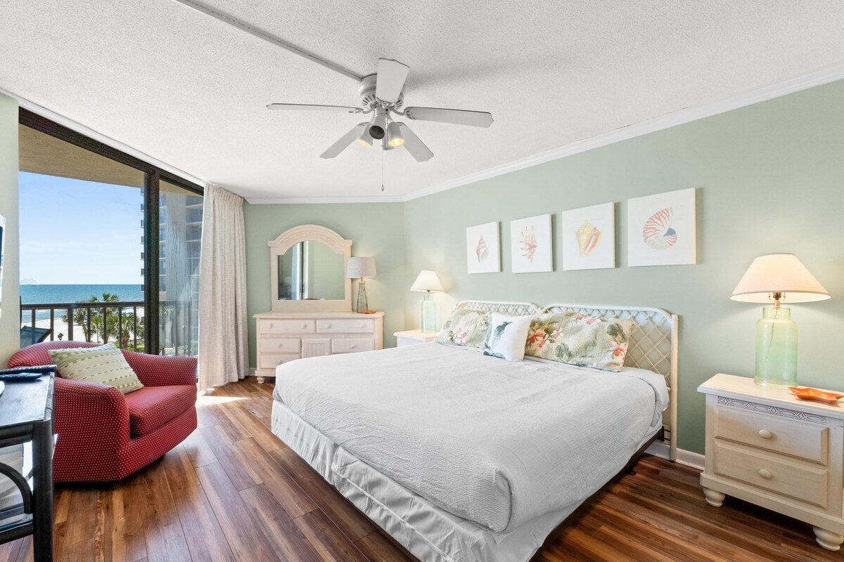 חדר שינה ראשי עם גישה למרפסת