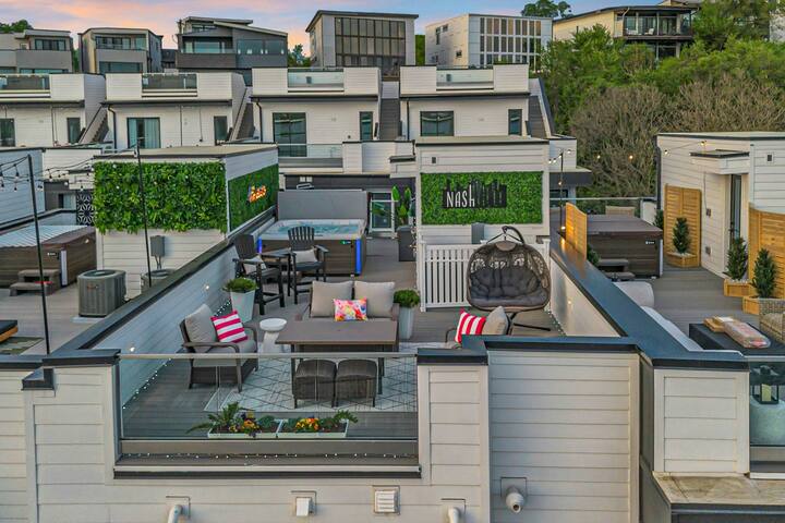 4BR new-build with rooftop deck, hot tub & views gallery image 4