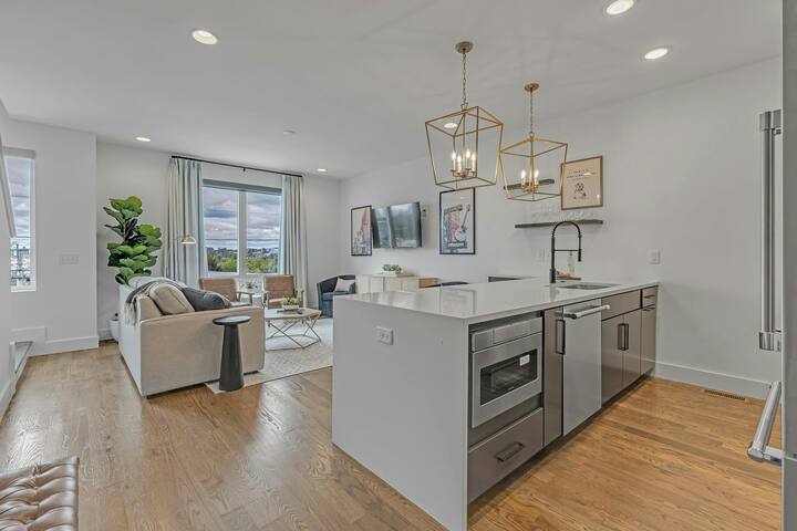 4BR new-build with rooftop deck, hot tub & views gallery image 2