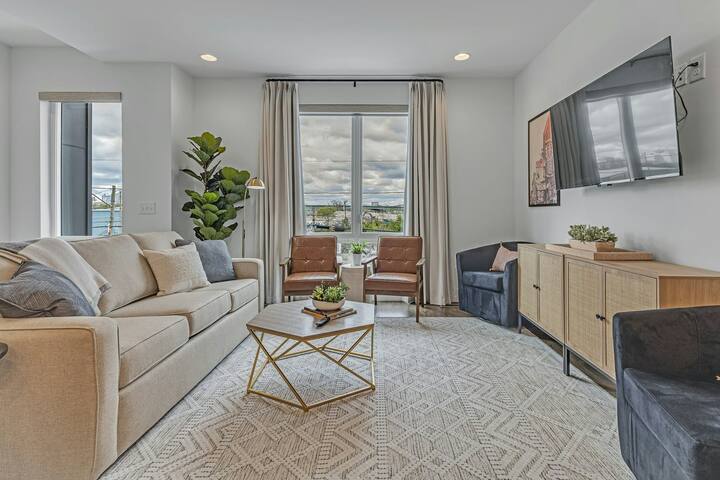 4BR new-build with rooftop deck, hot tub & views gallery image 5