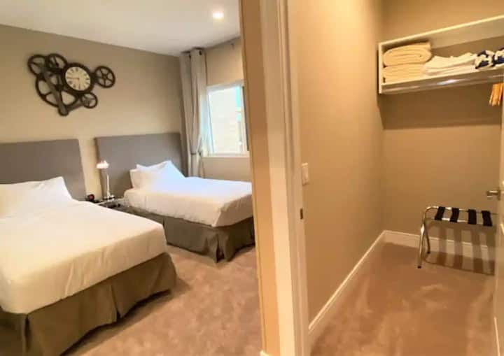 მე-4 En Suite საძინებელი და სასეირნო კარადა