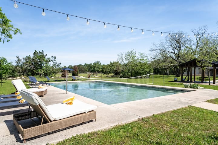 Upstay—Stunning Farmhouse, 10 acres w Private Pool