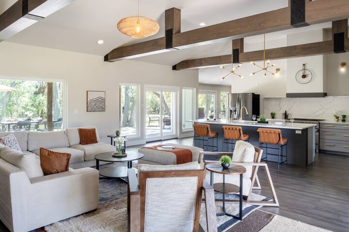 Upstay—Stunning Farmhouse, 10 acres w Private Pool gallery image 3