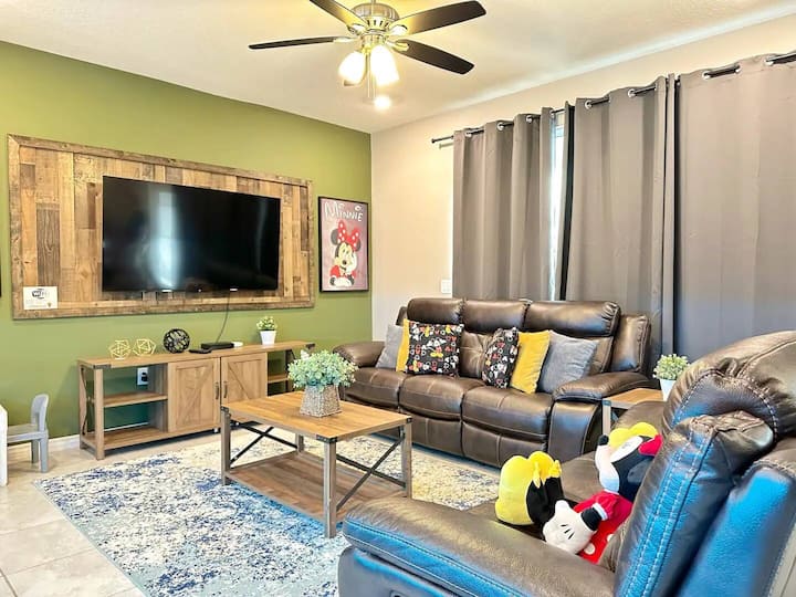 Relájate en nuestra espaciosa sala de estar, ¡perfecta para noches de cine en familia! 