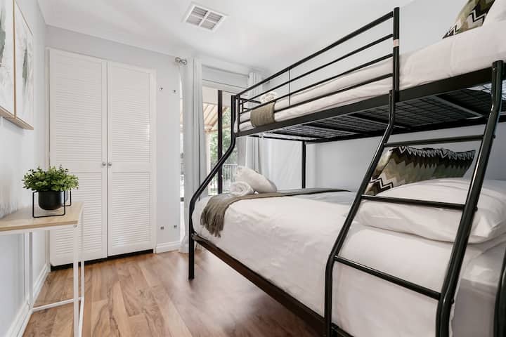 Спалня 2: горното легло е единично, а долното е двойно