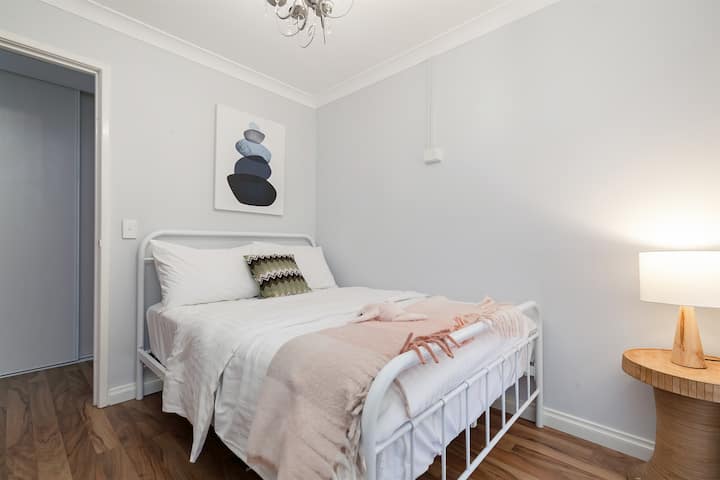 Спете спокойно в тази приветлива, добре осветена спалня.