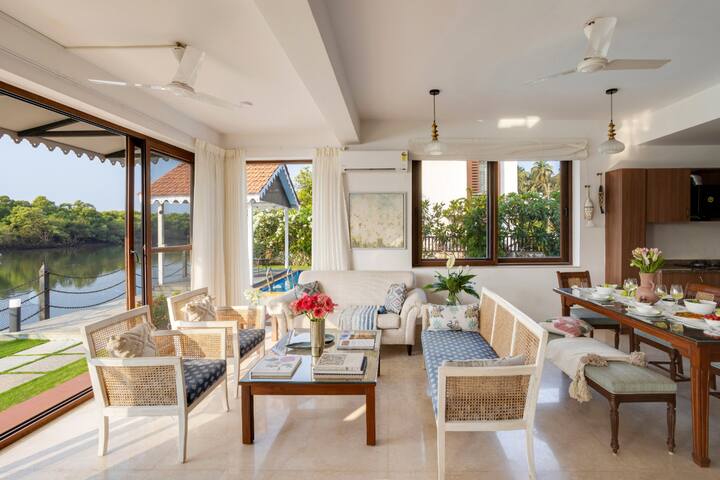 Rooms: Living area