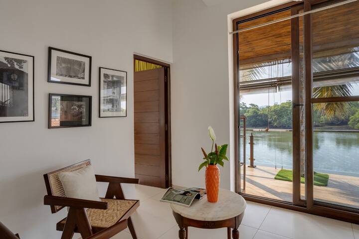 Living room image 7