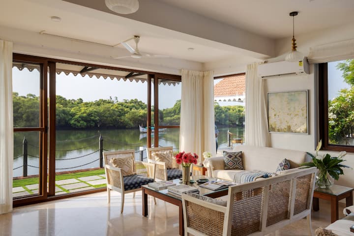 Rooms: Living area
