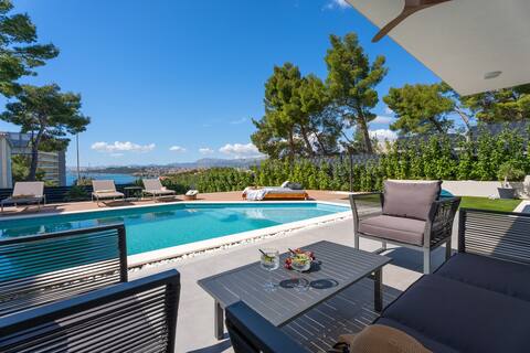 NEW Stylish 5-bedroom villa Aride with pool, sea v