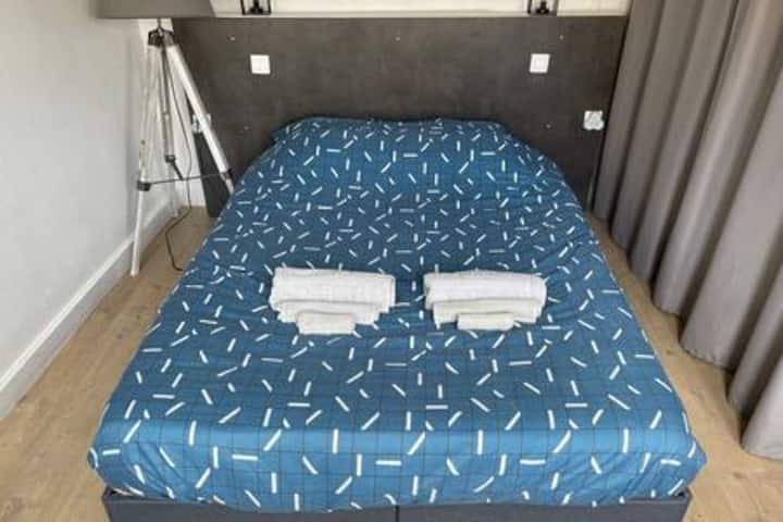 Spálňa má pohodlnú manželskú posteľ s posteľnou bielizňou a uterákmi, ktoré sú súčasťou vášho pobytu.