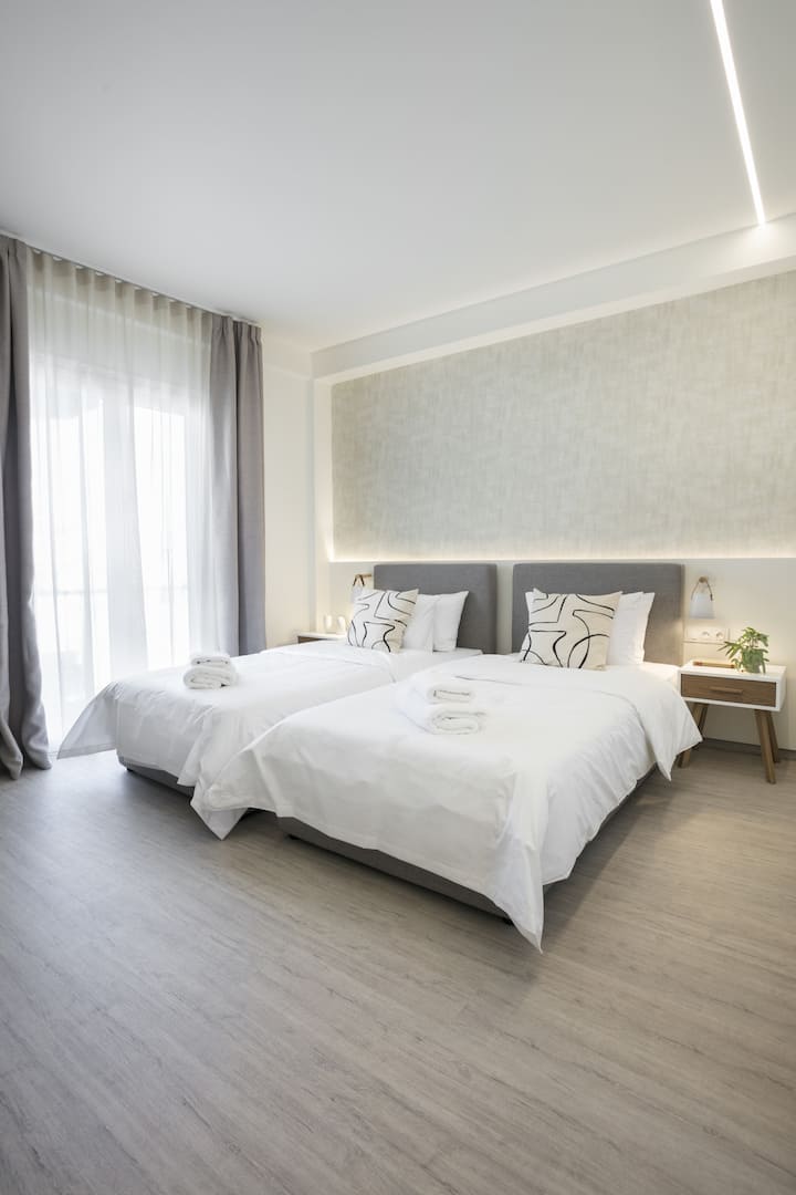 Ponorte sa do oddelených postelí tejto spálne s vysokokvalitnými matracmi a posteľnou bielizňou na omladzujúci odpočinok v pulzujúcom meste Atény.