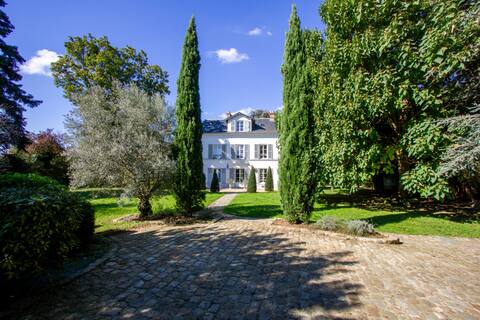 18th century home with Jacuzzi near Paris