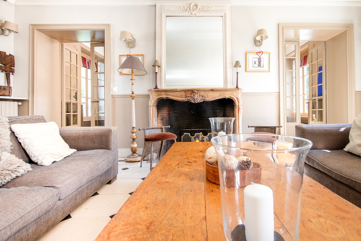 Top performing Airbnb: 18th century home with Jacuzzi near Paris in Essonne