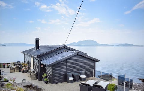 Lovely home in Skånevik