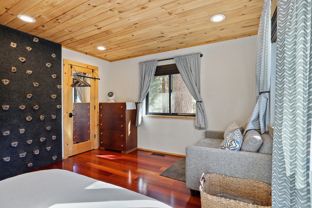 Спална соба бр. 1 - брачен кревет (широк 150-179 см) и камен ѕид