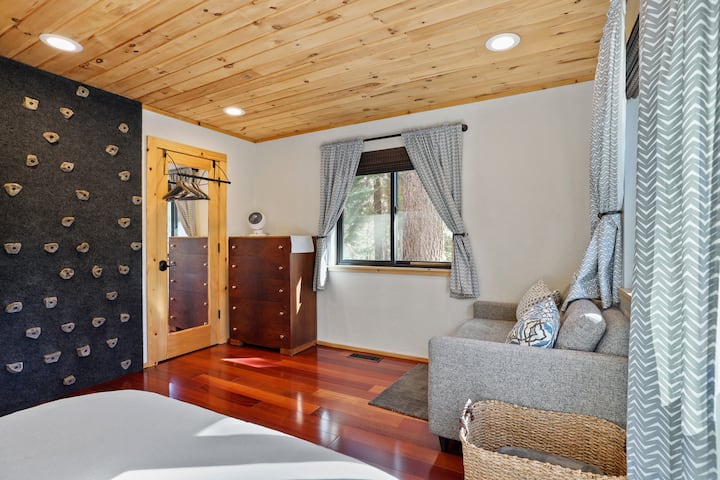 חדר שינה מס' 1 - מיטת קווין סייז וקיר סלע