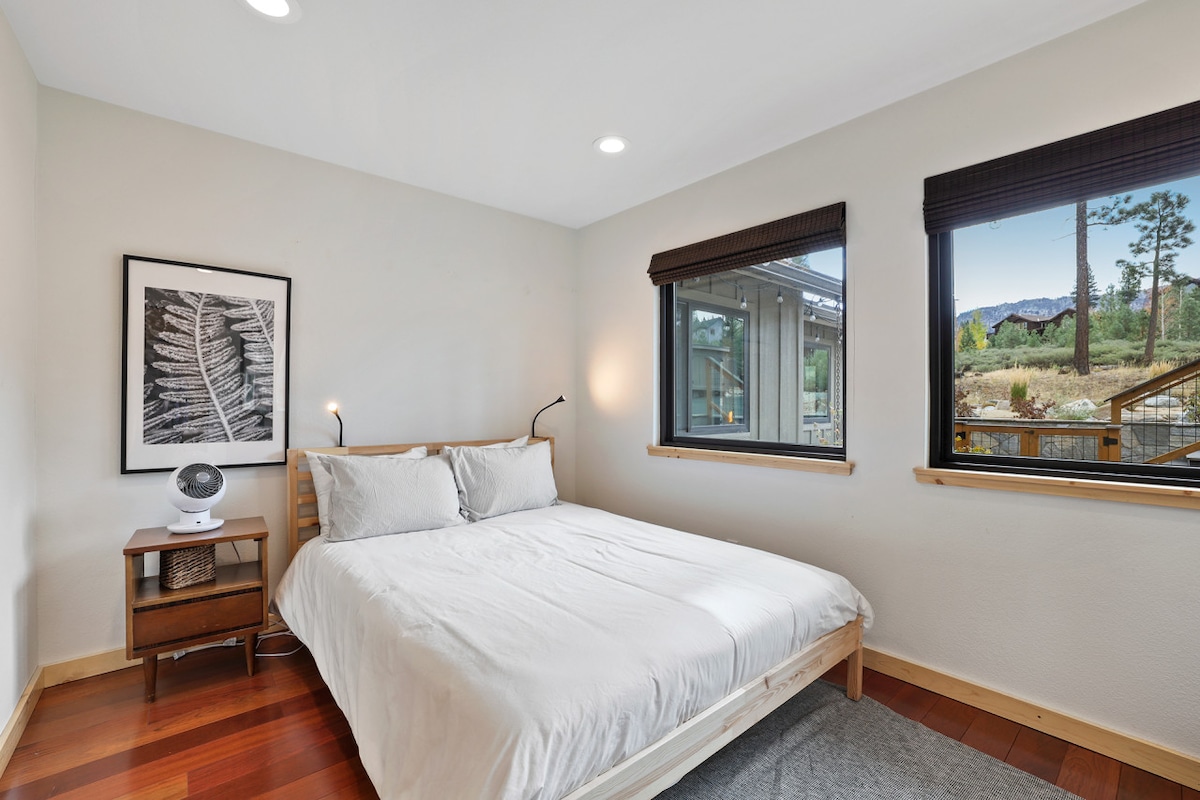 Спална соба бр. 3 - брачен кревет (широк 150-179 см) - надвор од трпезаријата